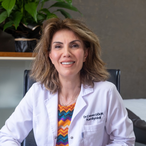 Uzm. Dr. Canan Uğur, beyaz önlüğüyle muayene odasında